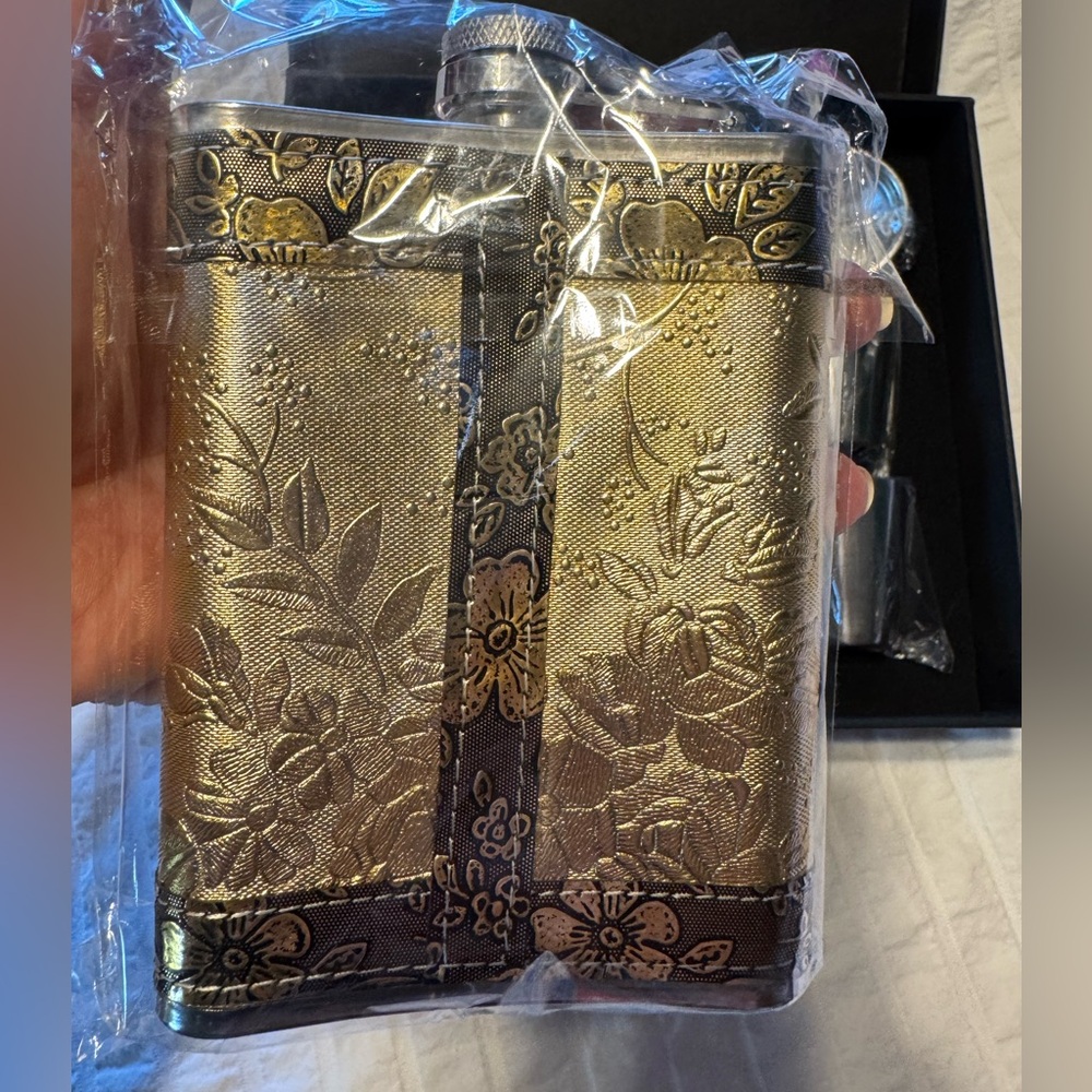 Hip Flask w/Two Shot Glasses & Funnel-Stainless Steel 8 Oz (230ml)-NIB Gift Set - Picture 11 of 12